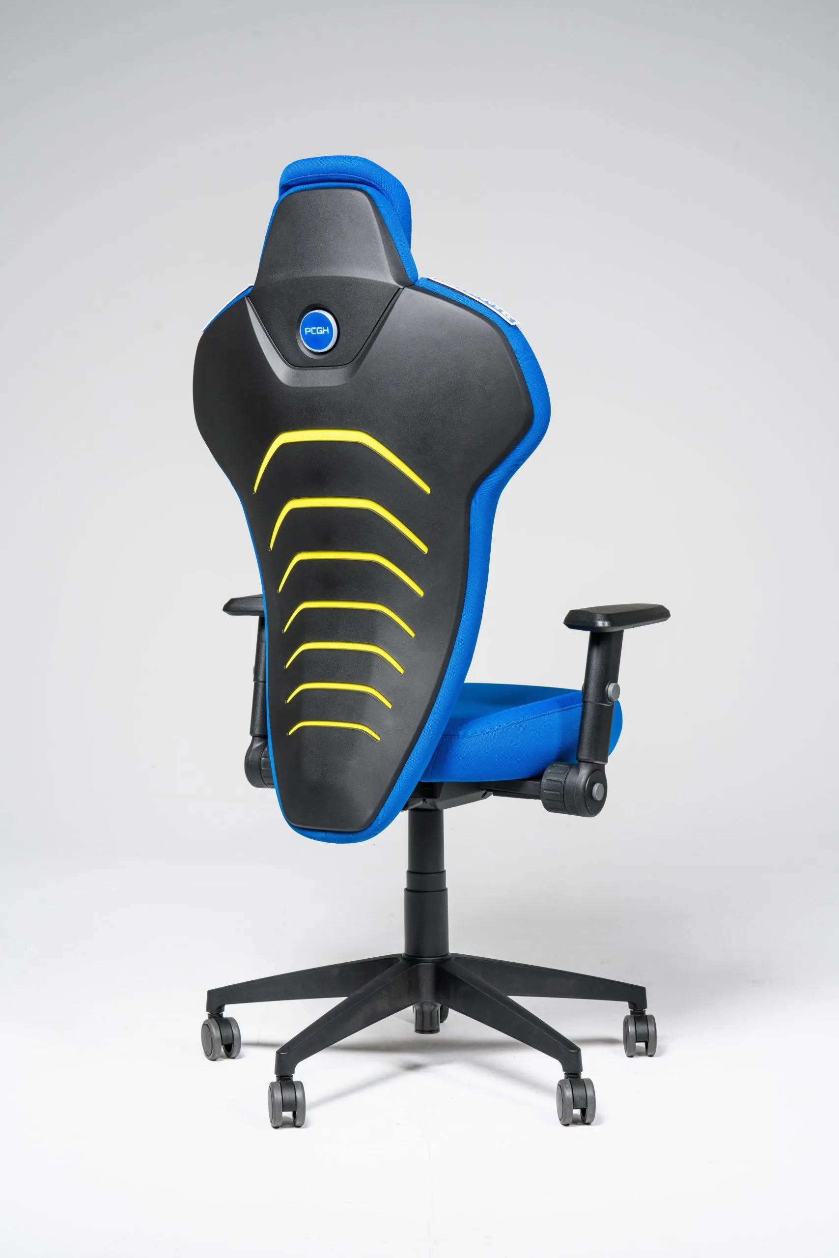 Backforce-V-Gaming-Stuhl von der Seite, aufgenommen im BIG Studio