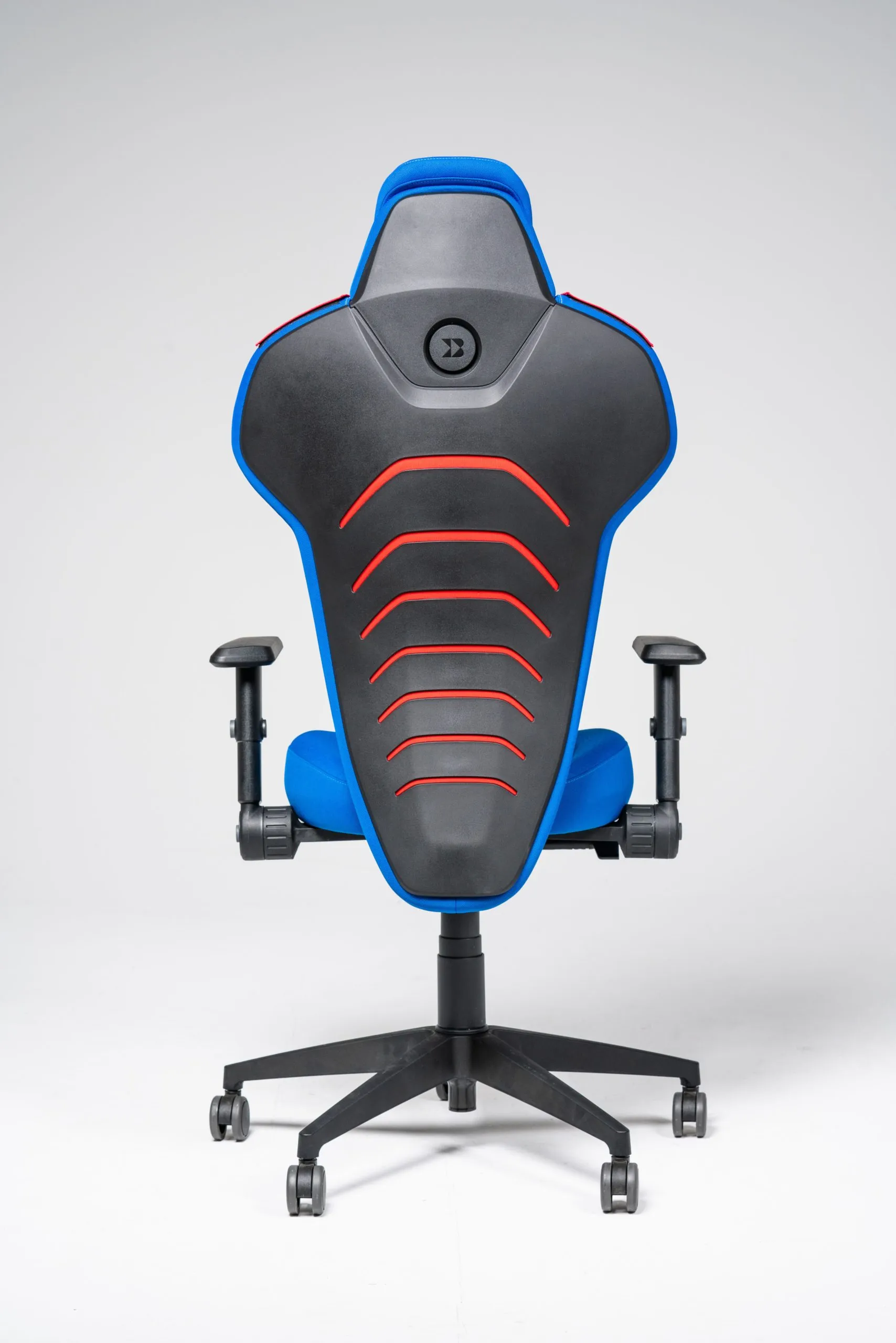 Produktaufnahme des Backforce-V-Gaming-Stuhls im BIG Studio