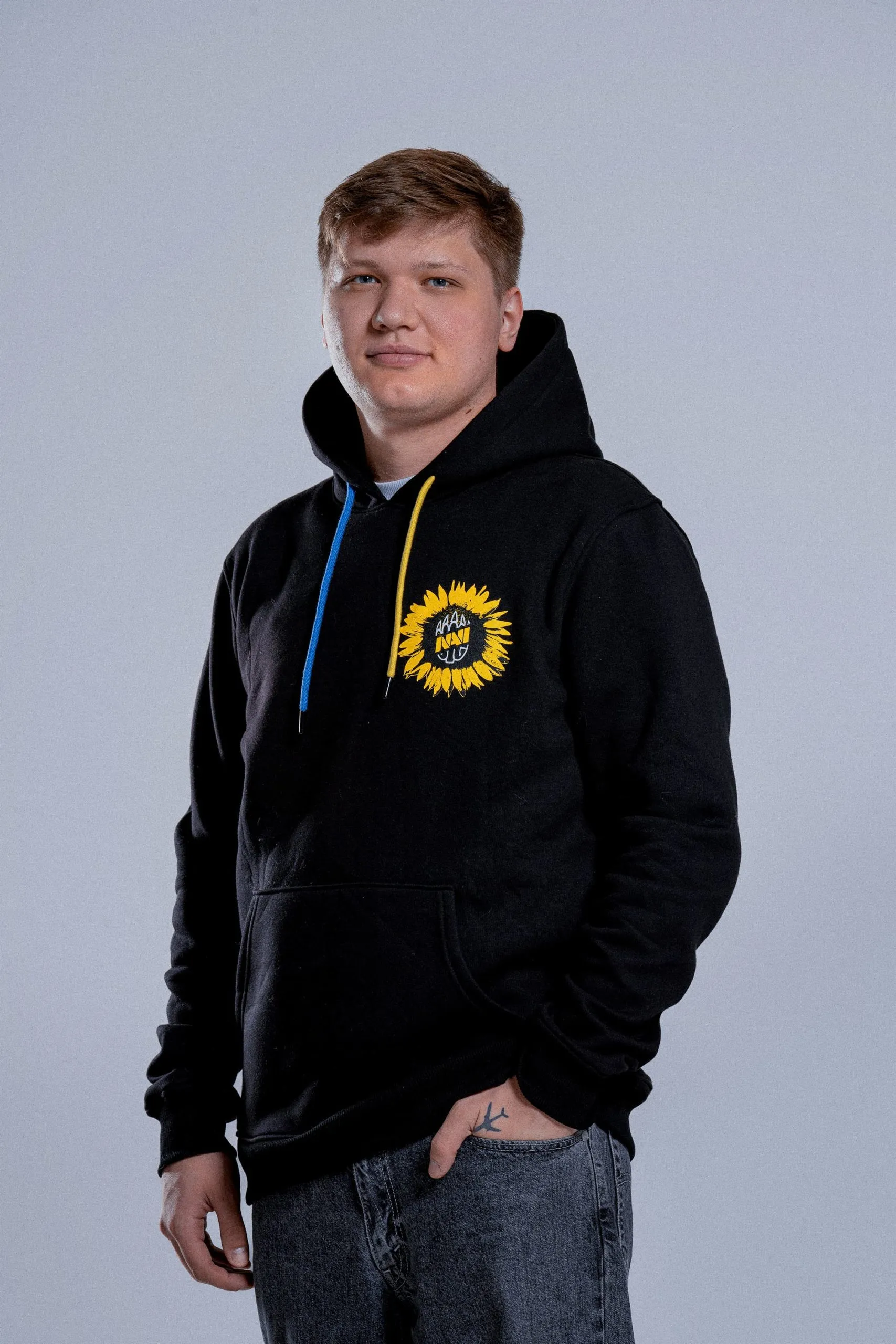 Spieler präsentiert die BIG × NaVi Charity-Kollektion im BIG Studio