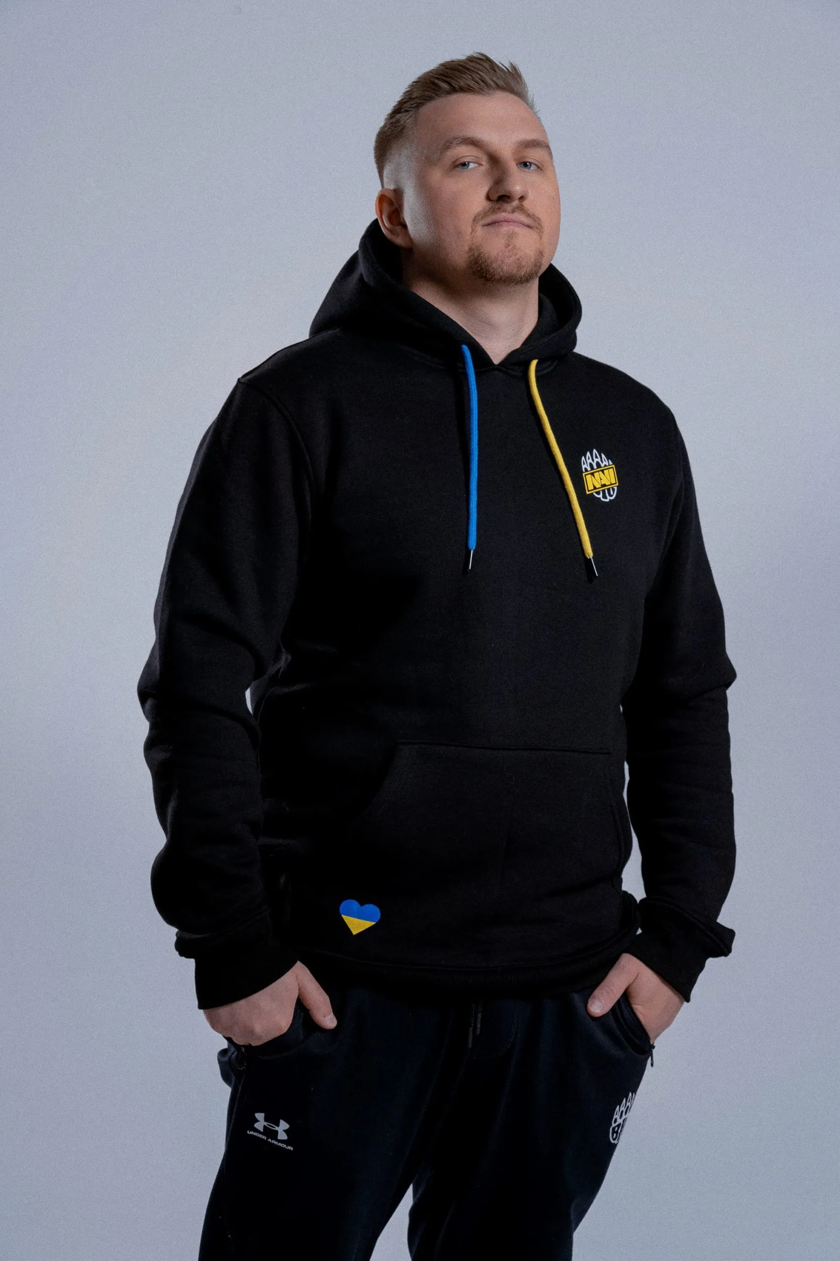 Kampagnenbild der BIG × NaVi Charity-Kollektion im BIG Studio